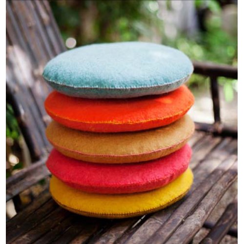 Coussin Smarties en feutre - rose grenade